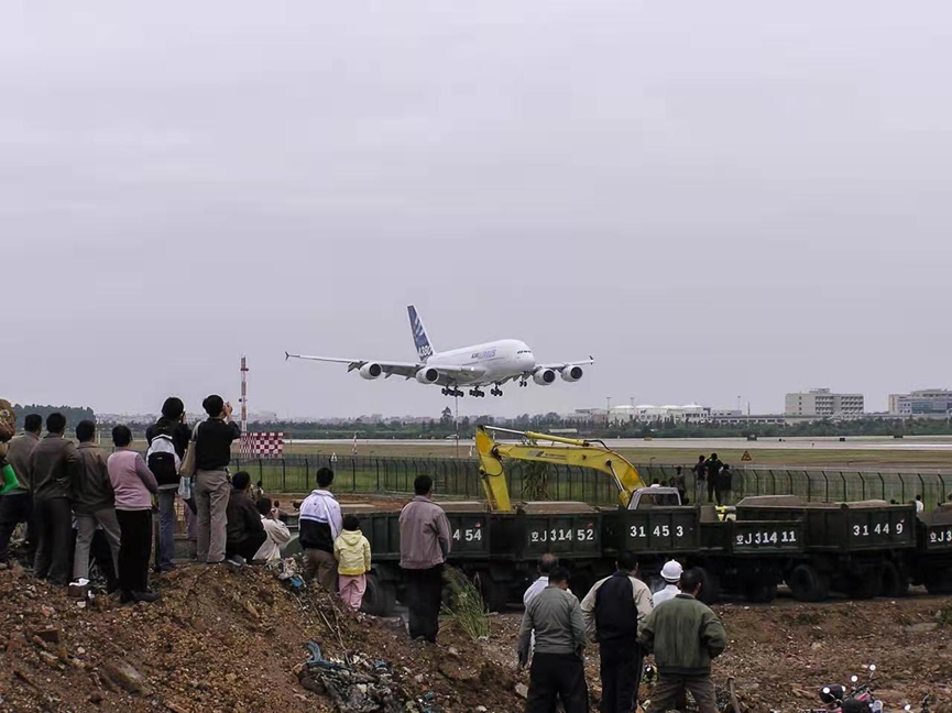 ▲ 2007年10月23日，空客A380降落广州白云机场  图源：受访者供图