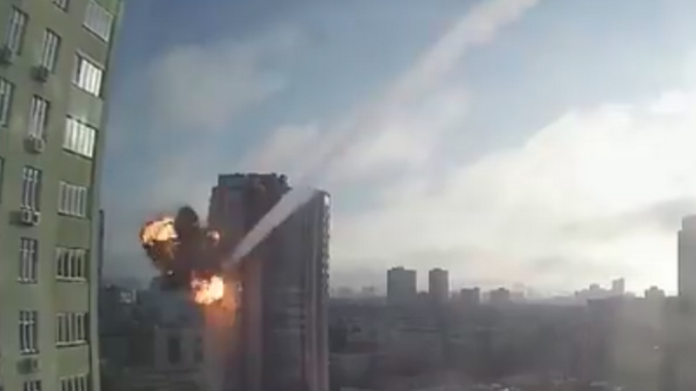 图：2 月 26 日早上，一枚导弹击中位于基辅的公寓。图片来自 Reuters 视频。<br>