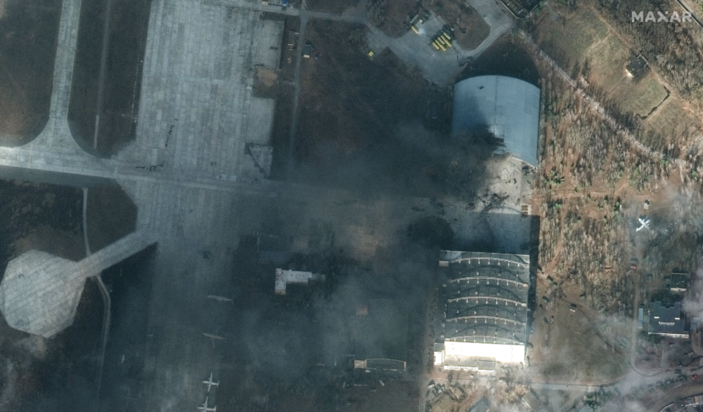 图：激战后的基辅西北部的安东诺夫机场。机场内的伤亡除了人员，也包括人类建造的最大的飞机，仅有一架的 An-225。图片来自 Maxar 卫星公司。<br>