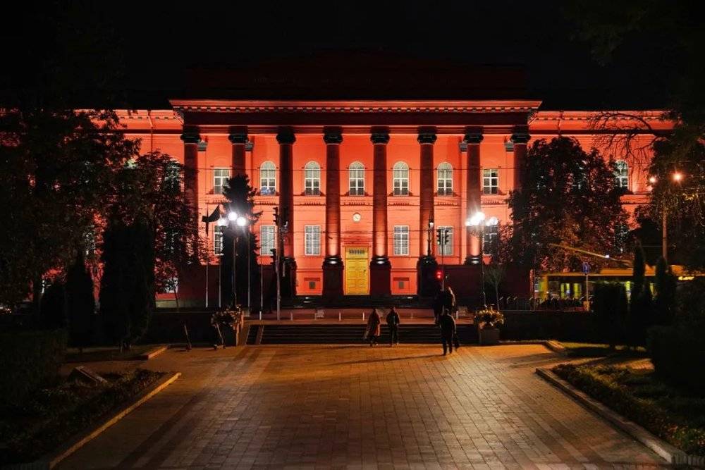 图：成立于 1834 年的基辅大学（乌克兰语：Київський університет），由一位受访者拍摄摄于 2021 年 9 月。<br>