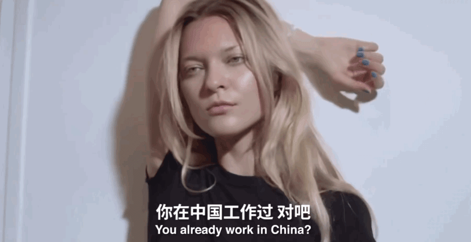 会摆淘宝电商式pose是她们能够得到中国工作的重要条件之一，来源：箭厂视频<br>