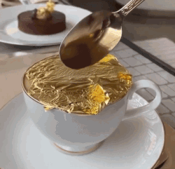 “破坏”完美的黄金装饰，大概也是金箔食物的爽点之一。/ tumblr<br>