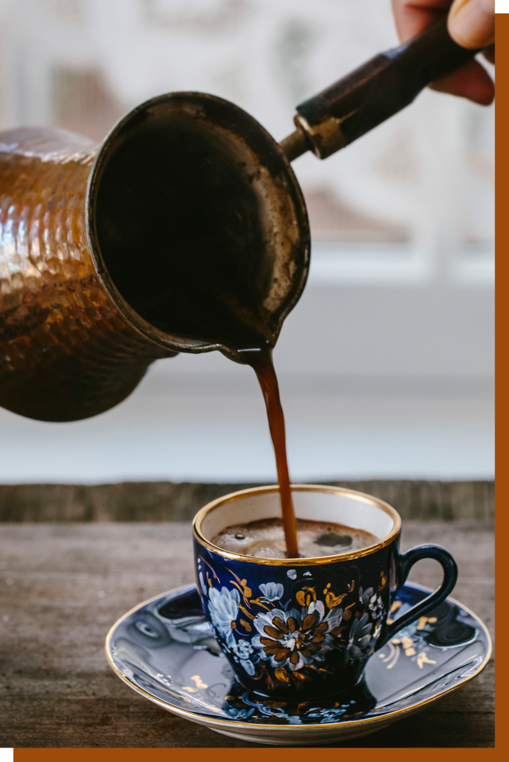 过去阿拉伯人喝的咖啡通常是直接将咖啡粉和水倒入特制小壶中煮制而成的，没有过滤这一说。© thespruceeats.com