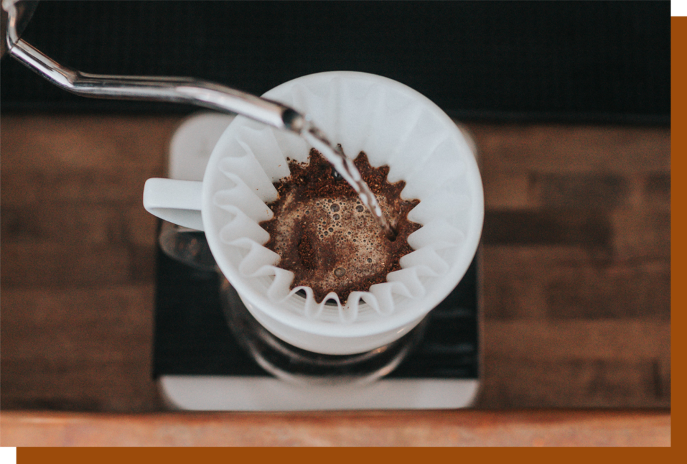 手冲咖啡的注水方式并不唯一，保证咖啡粉能被均匀萃取就好。© Tyler Nix