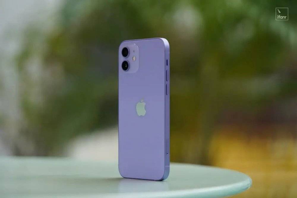 图为 iPhone 12 紫色版