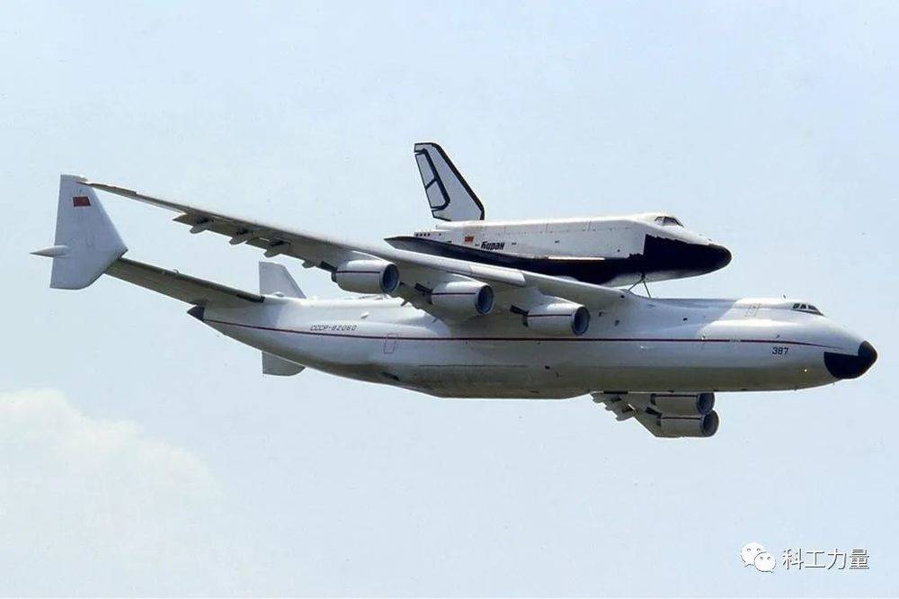 1989年，仅有的一次安225运输暴风雪航天飞机<br>