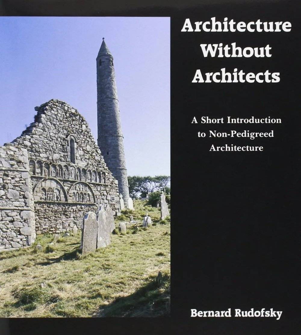 <em>Architecture Without Architects</em>，这本书在1964年出版，基于伯纳德 · 鲁道夫斯基在MoMA策划的同名展览，意在探索乡土建筑在艺术、实用和文化层面的丰富度。