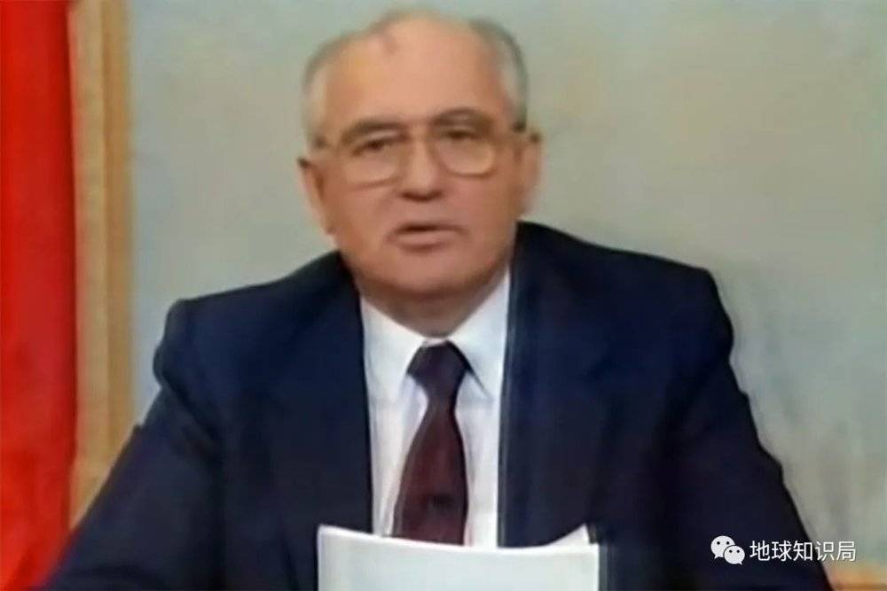 “我停止担任苏联总统的活动”，一个人的离职代表着一个庞大的共和国陨落，乔治 H··W·布什的承诺也不过是安慰剂罢了（图：Youtube）