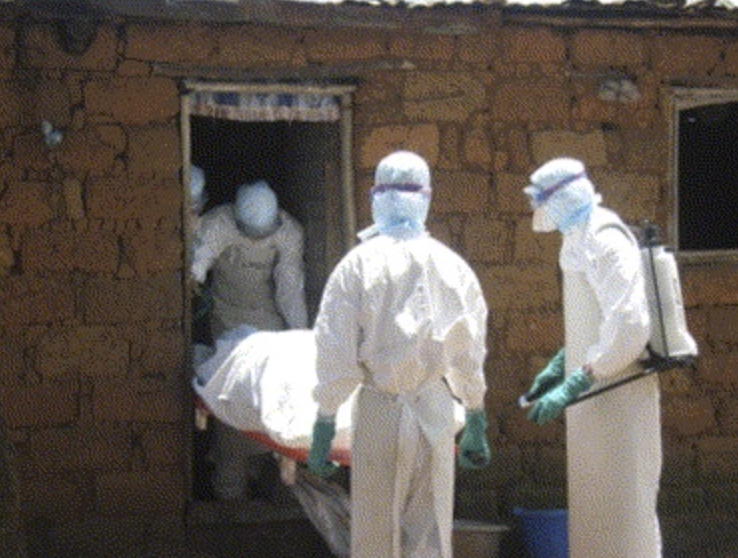 医护人员全副武装搬运被马尔堡病毒感染的患者尸体。而身着防护设备的医护，在非洲民众的眼里更像是死神降临 | 参考文献<sup>[9]</sup><br>
