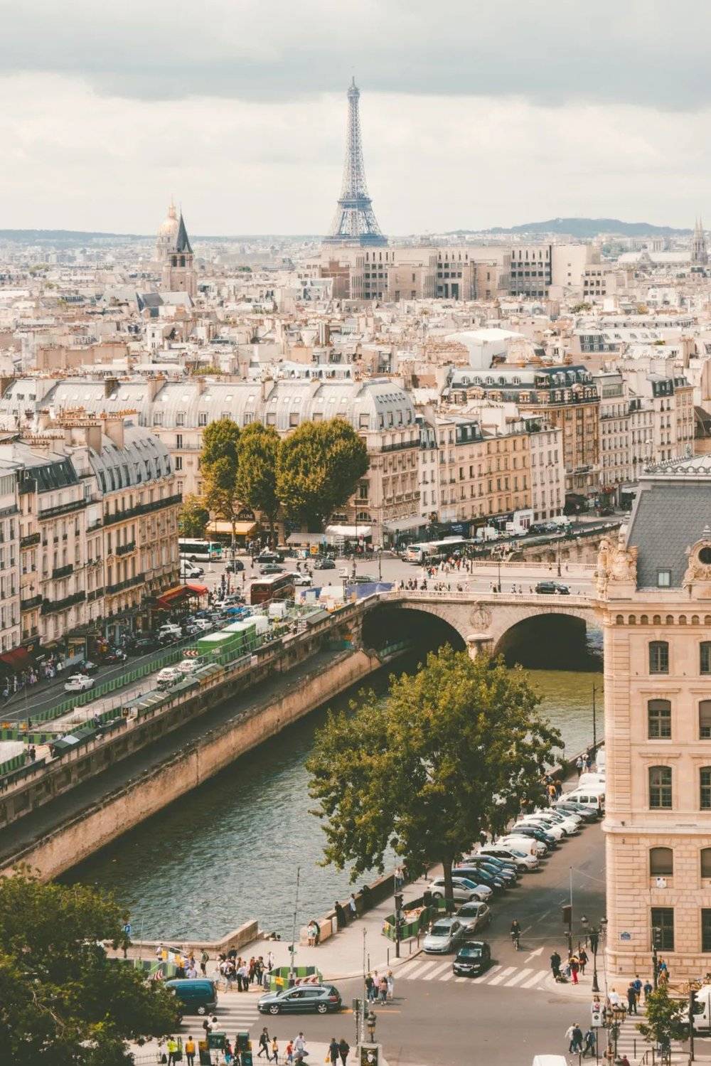 埃菲尔铁塔是许多人对巴黎印象最深刻的景点。/unsplash<br>