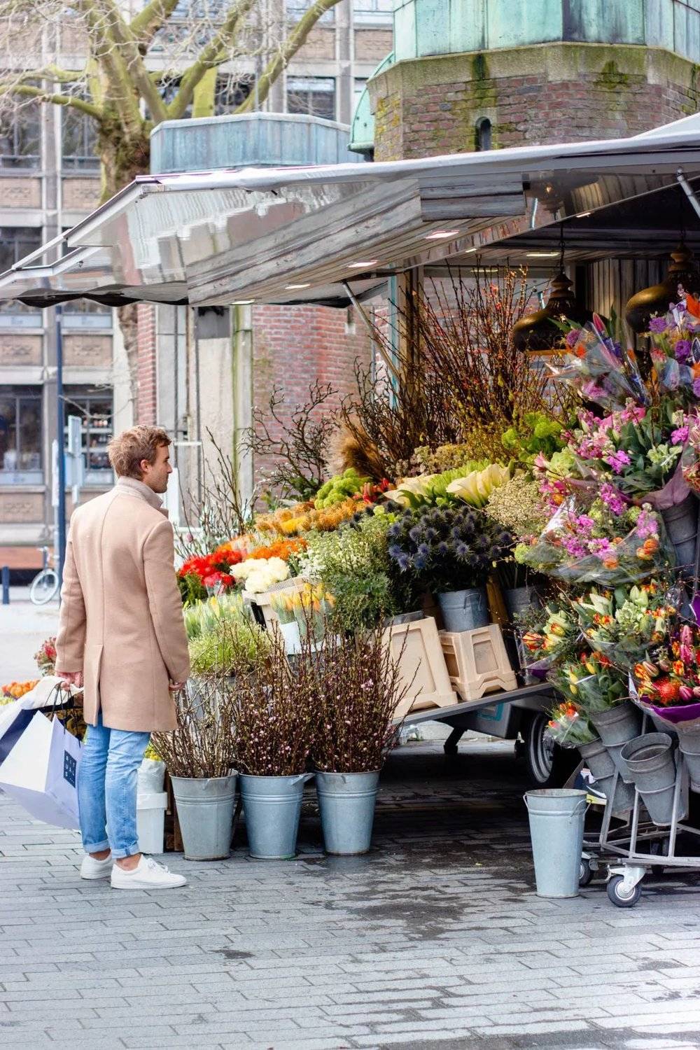鹿特丹集市上的花店。/unsplash<br>
