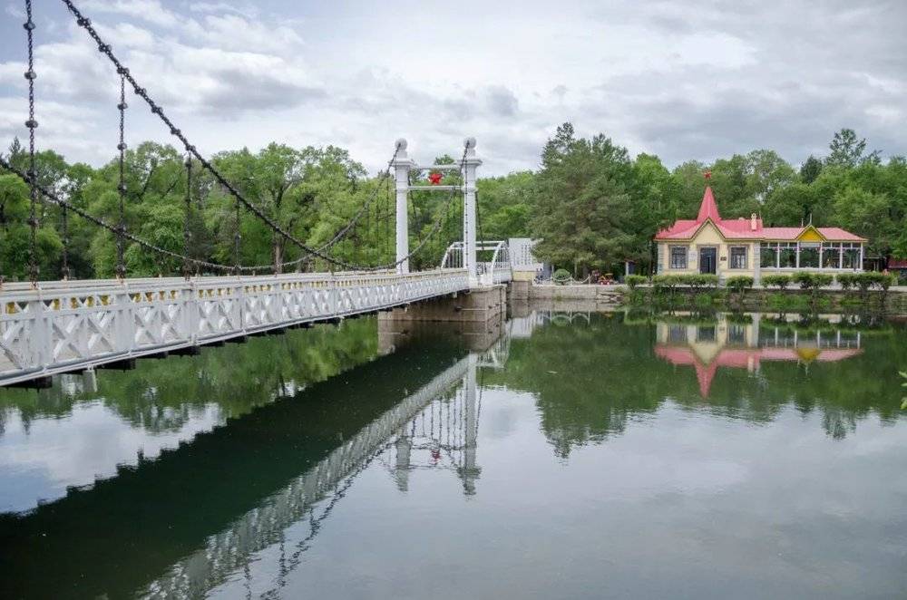 位于扎兰屯的白色铁索吊桥，由俄国人修建。<br>