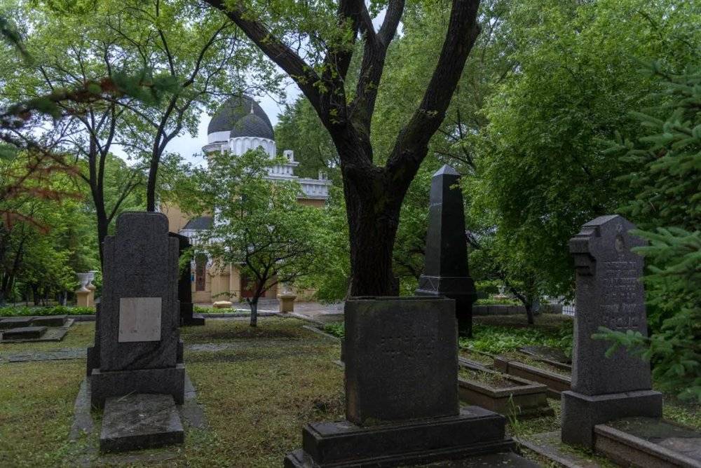 阴雨中的哈尔滨犹太人墓地，一块石子被放在墓碑上头。