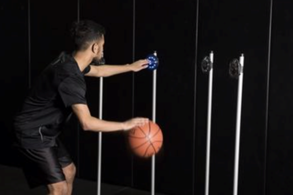 图5 篮球运动员通过FITLIGHT的LED灯阵列组合发出的指令来训练篮球动作
