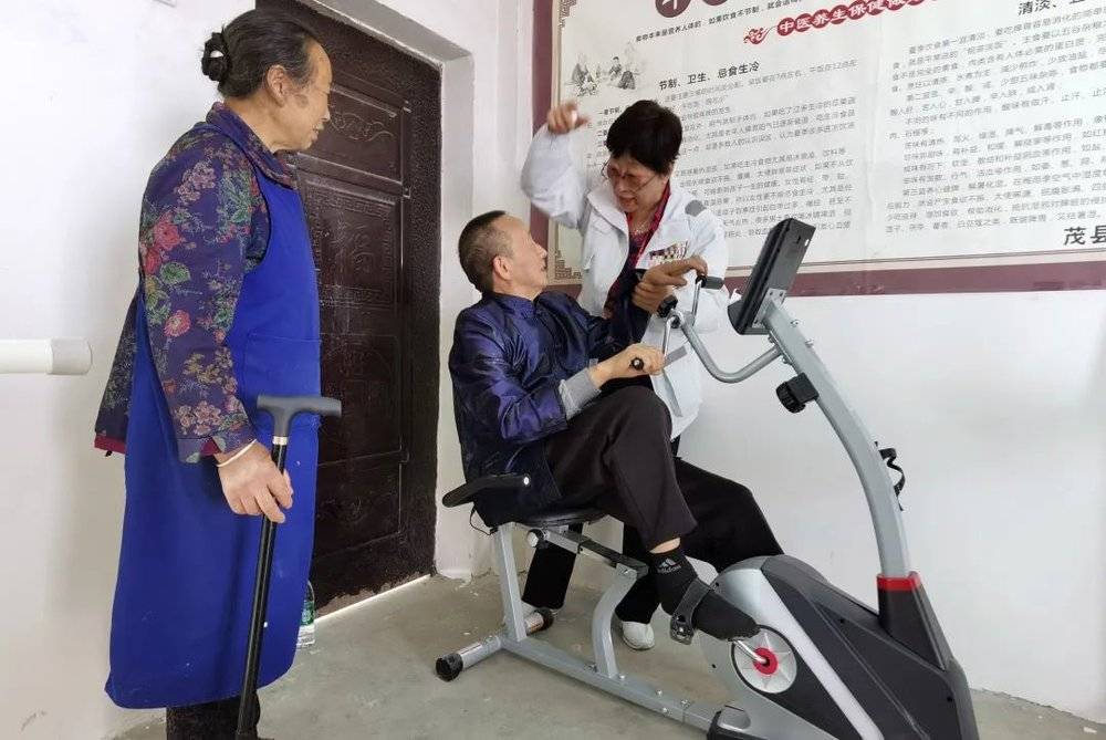 四川茂县土门镇，凌锋辅导患者使用康复器械。图源：受访者提供