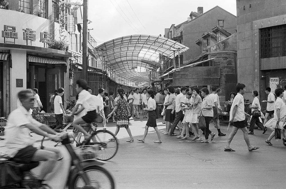上图：上海，1982