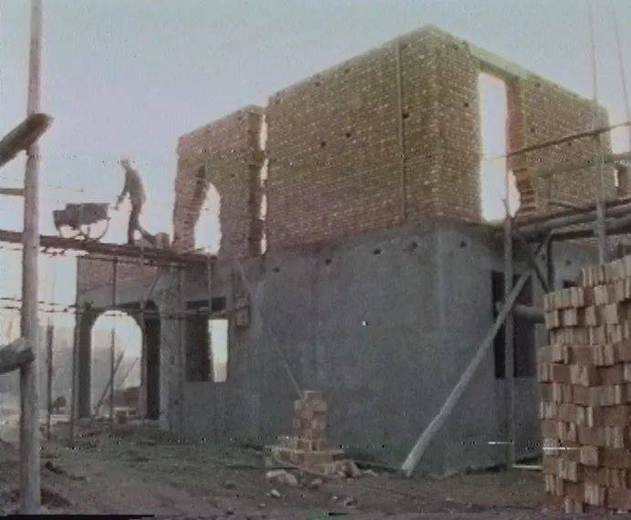 老安的自建房在施工中，1994（受访者供图）