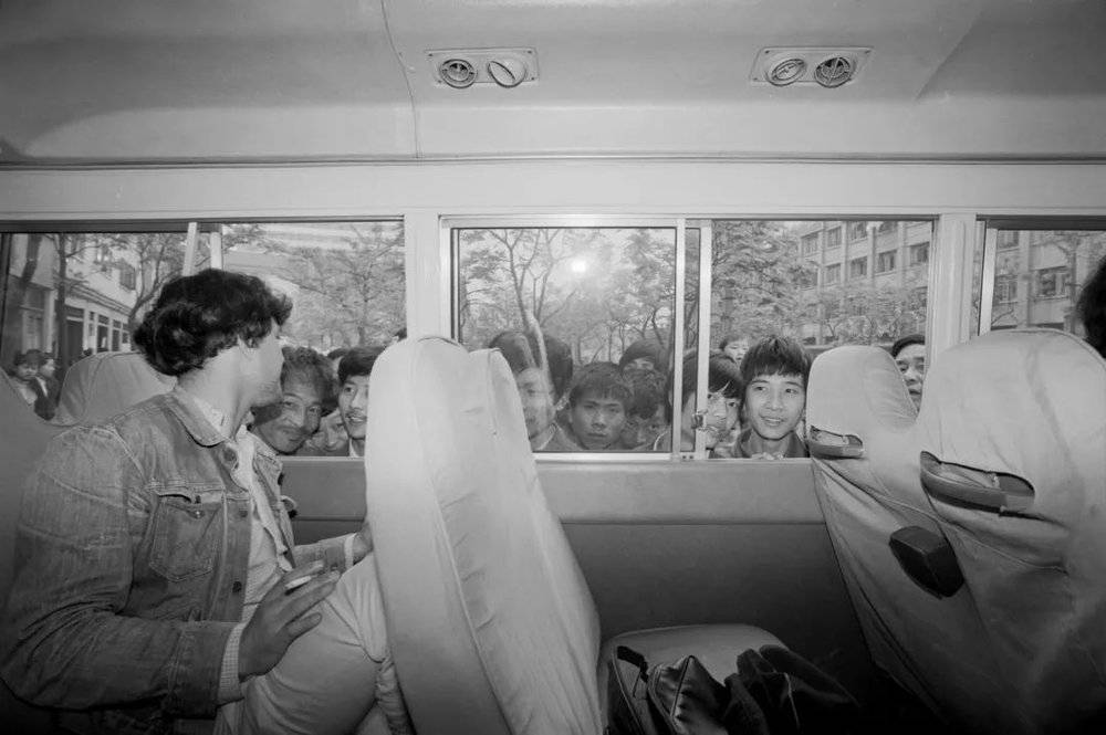 老百姓围观外国留学生的车，复旦大学，1983（受访者供图）<br>