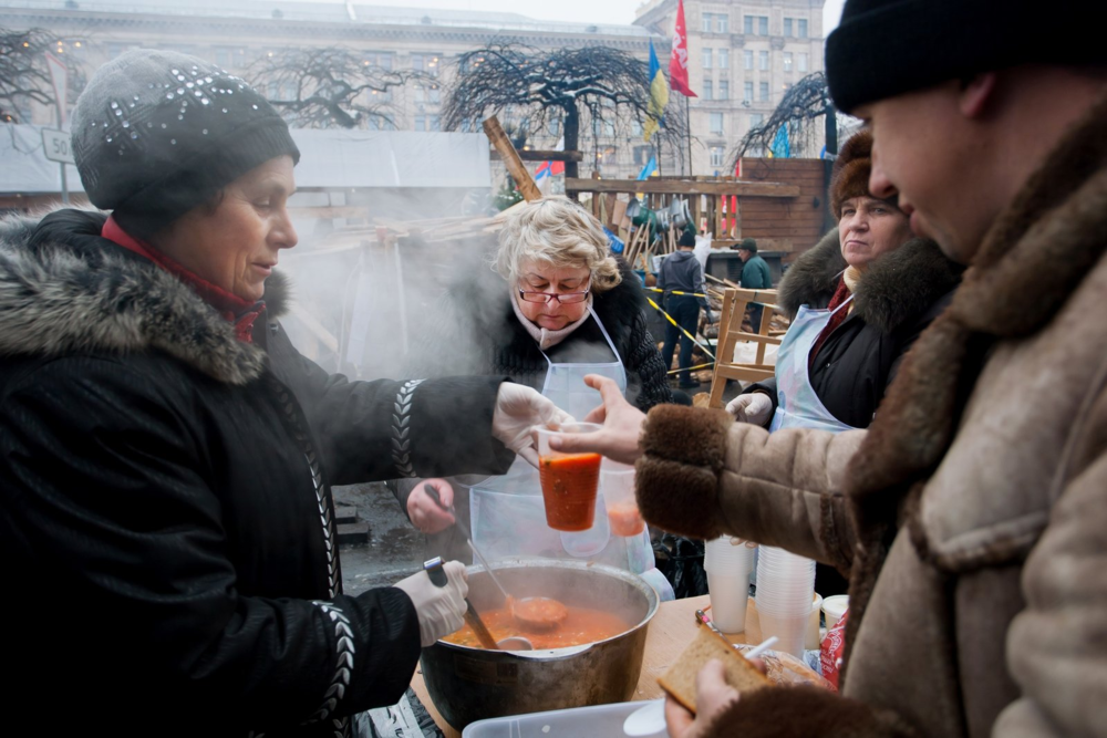 正在贩卖红菜汤的乌克兰街边小吃摊<br label=图片备注 class=text-img-note>
