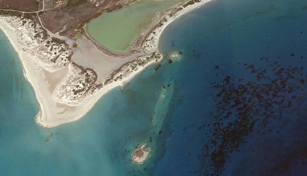 帕夫洛彼特里古城距离梵蒂冈湾的蓬塔海滩不远，从空中可以看到轮廓。