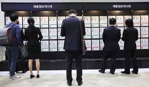 ▲ 找工作的韩国年轻人  图源：pulse<br>