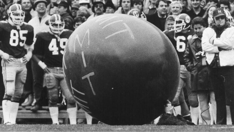 出现在哈佛大学和耶鲁大学橄榄球比赛上来自MIT的“搞怪气球”。图片来源：MIT<br>