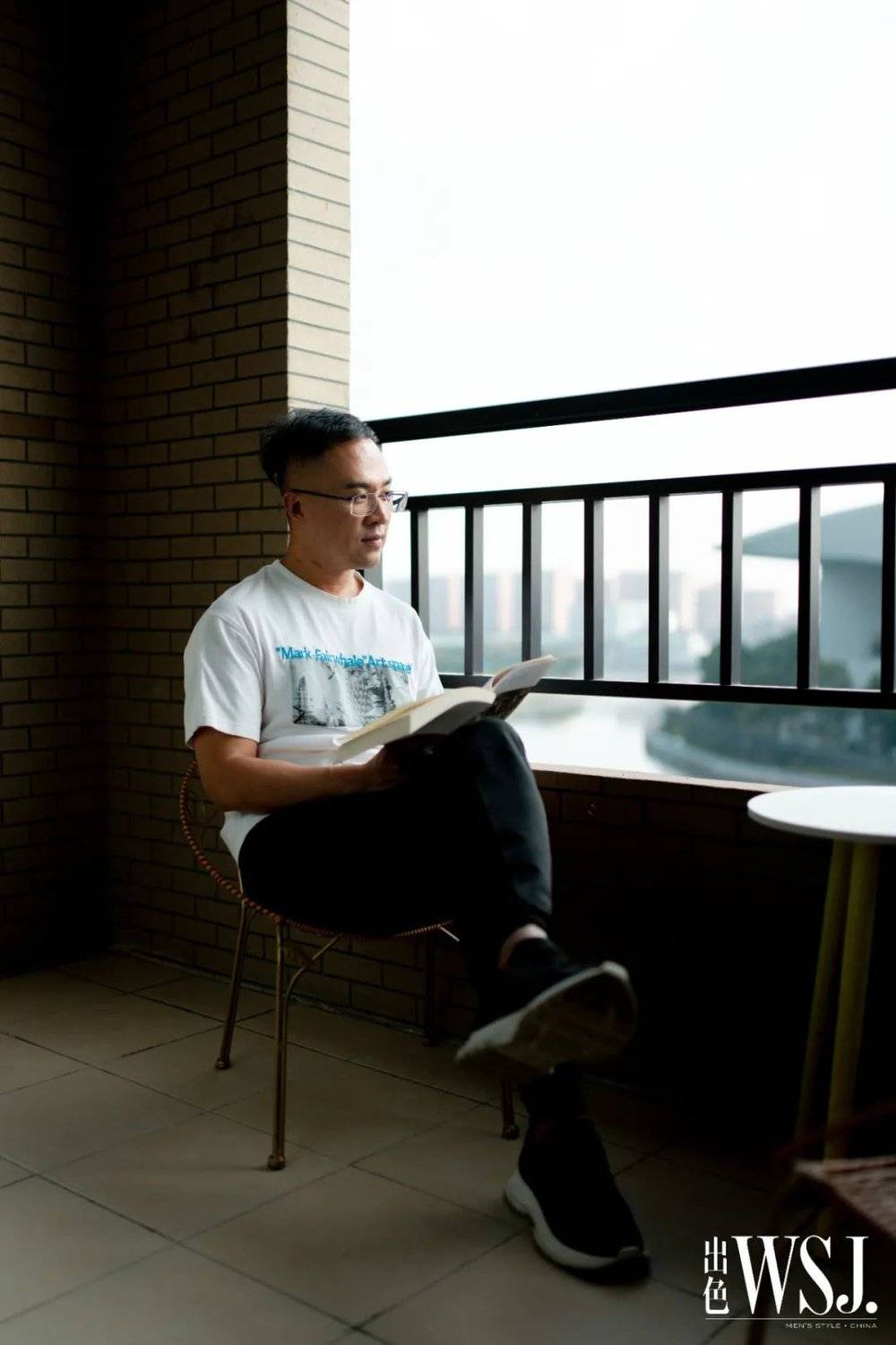 Tarry在上海租住的公寓。天气好的时候，他会在阳台看看书