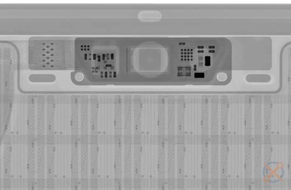 ▲iPhone 13 刘海比 MacBook Pro 小. 图片来自：iFixit