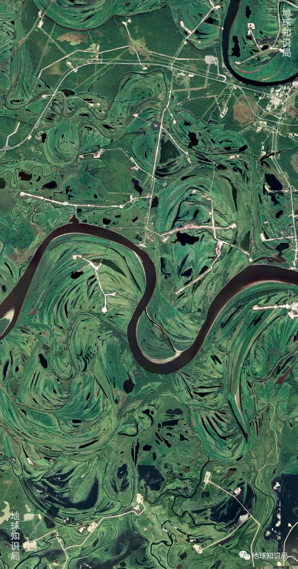 萨莫特洛尔湖（озеро Самотлор）高强度开发（上），大沼泽中遍布油井（下）（图：google map）