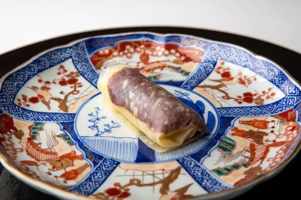 （宣传图，大大的中式瓷盘里摆了一只烤鸭卷，居然有点可爱）<br>