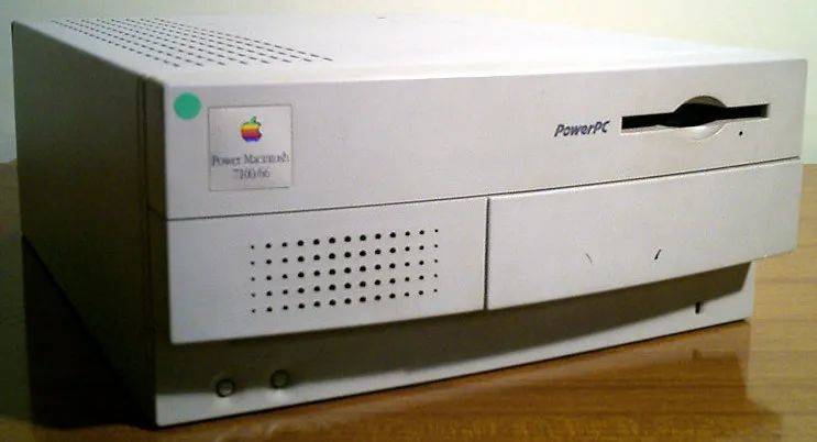 Power Macintosh 7100的桌面式（卧式）机箱丨wikipedia