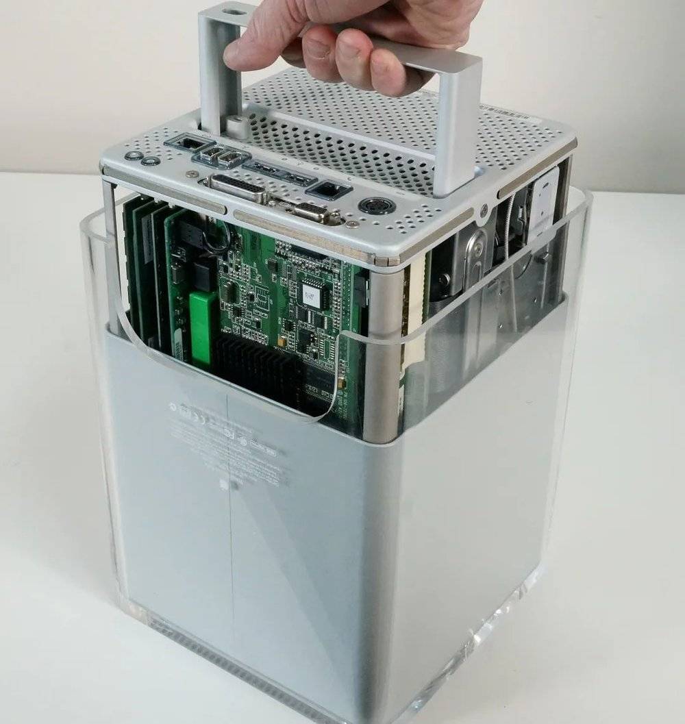 传承自NeXT方块机箱的G4 Cube丨wikipedia<br>