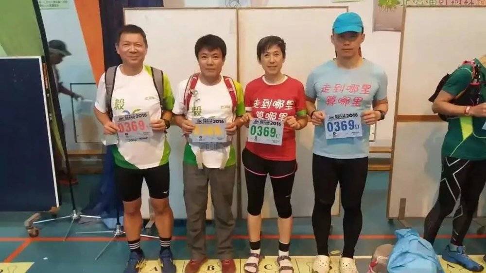 2016年，我（右二）在香港完赛百公里毅行者。<br label=图片备注 class=text-img-note>