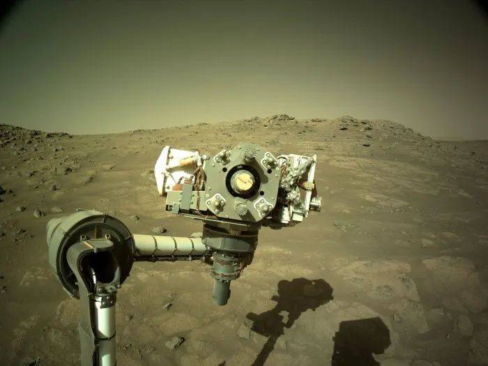 在火星上的第一个地球年中，“毅力”号探测器使用采样臂收集岩芯样本并探索这颗红色星球的地质化学。来源：NASA/JPL-Caltech