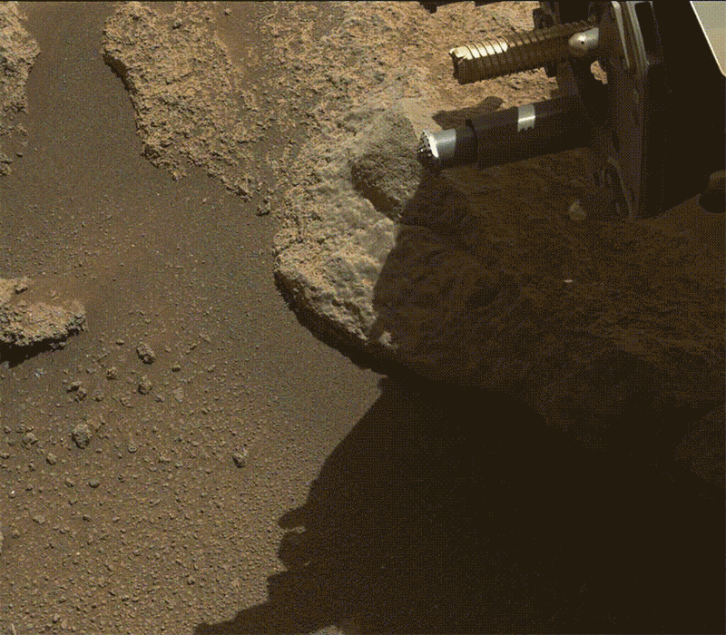 一月份的时候，“毅力”号的钻探系统被一些卵石卡住了，动图为其中一个摄像头记录下它抖掉卵石的一幕。来源：NASA/JPL-Caltech/ASU/MSSS<br label=图片备注 class=text-img-note>