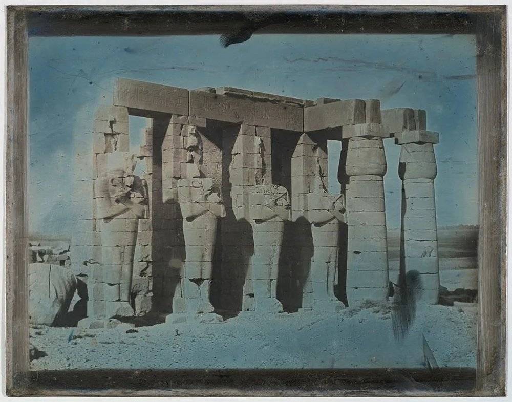 1844年，约瑟夫-菲利伯特·吉罗特·德·普兰吉（Joseph-Philibert Girault de Prangey）为拉美西斯二世的陵墓（约公元前13世纪）拍摄的银版相片。© wiki<br>