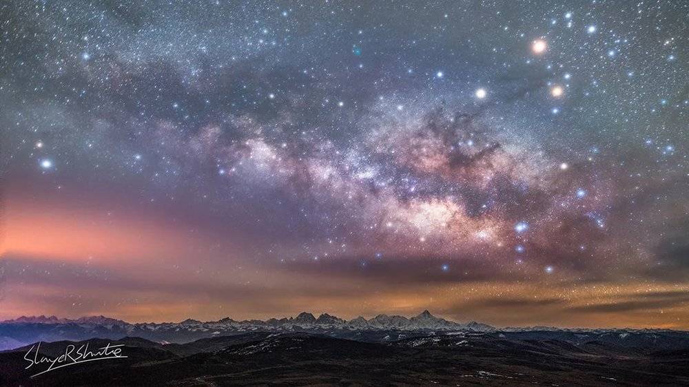 《银河下的贡嘎群山》摄影：苏铁