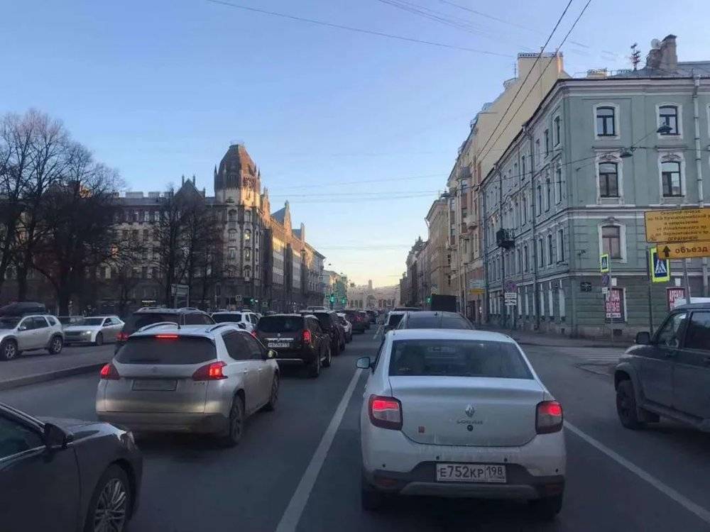 ■ 下班时间，看起来一切如常的圣彼得堡街道<br>