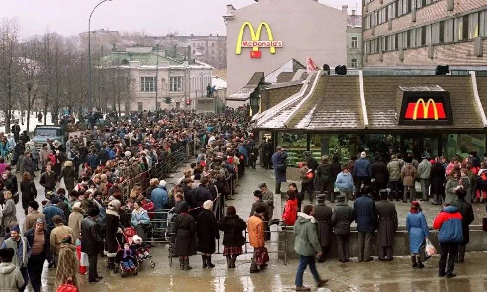 ■ 1990 年 1 月 31 日，麦当劳在莫斯科市中心的普希金广场开设了第一家餐厅  AFP/ARCHIVES - VITALY ARMAND<br>