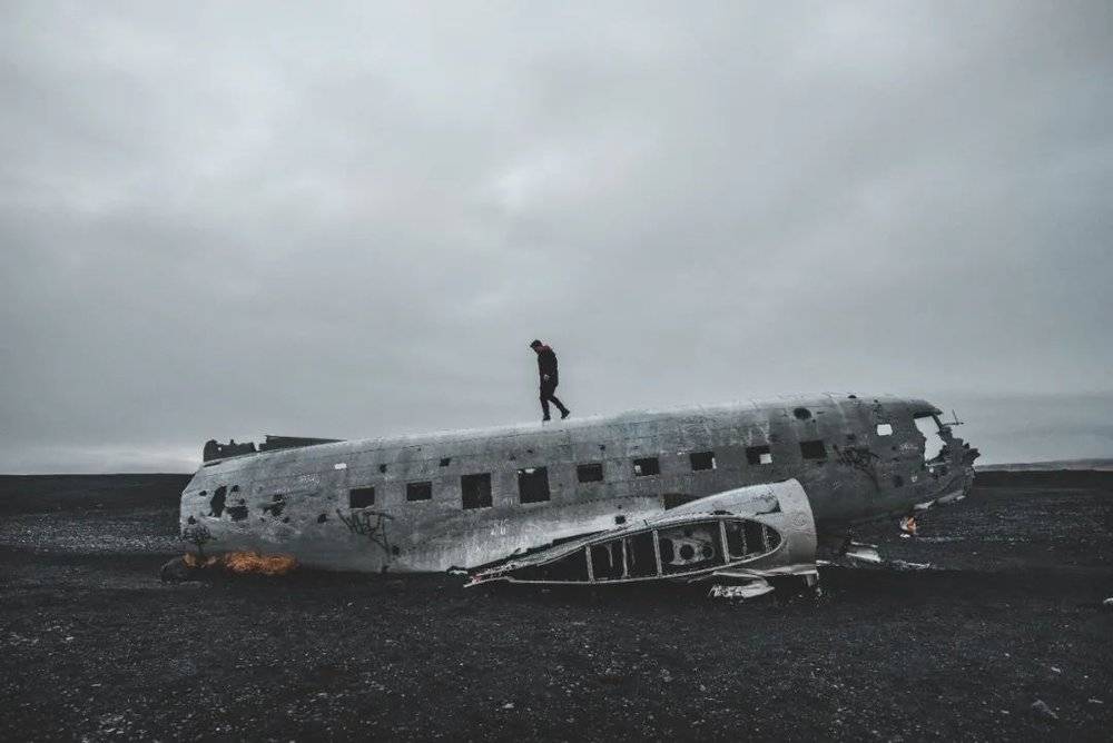 Sólheimasandur黑沙滩上的飞机遗骸。/unsplash<br>