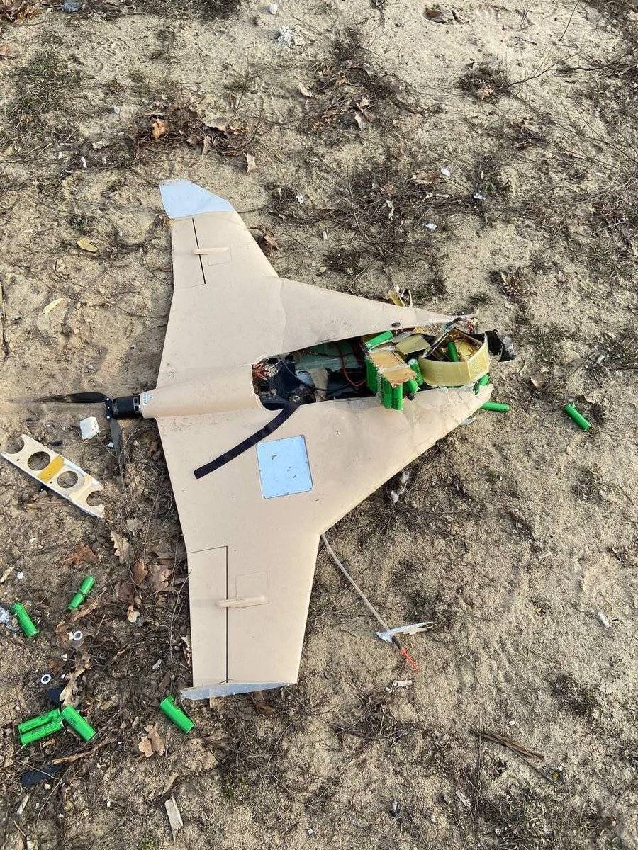 被击落的无人机，绿色柱状物为电池<br>