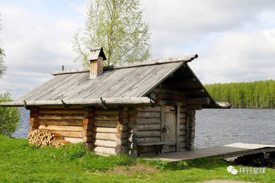 俄罗斯临河而建的木屋桑拿房