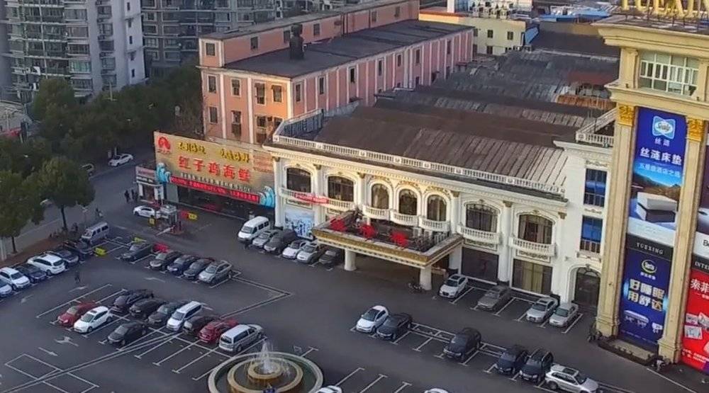 1998年1月开业时，红子鸡是当时上海最大的中餐酒楼