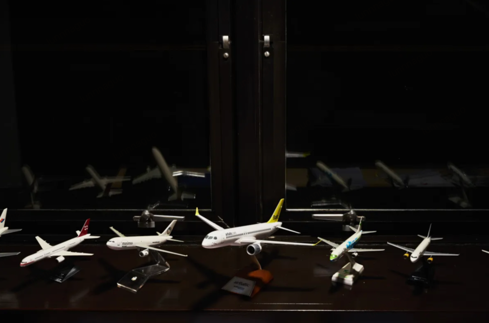 凯尼恩的办公室大厅内摆成一排的飞机模型，是航空公司客户送给詹森的礼物<br>