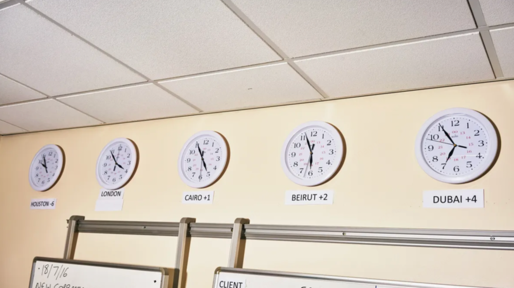 墙上的钟表显示着凯尼恩工作所在的不同时区<br>
