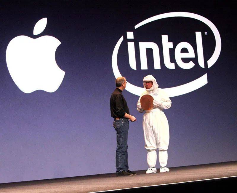 乔布斯（左）与欧德宁（右）宣布英特尔Mac将搭载英特尔芯片<br>