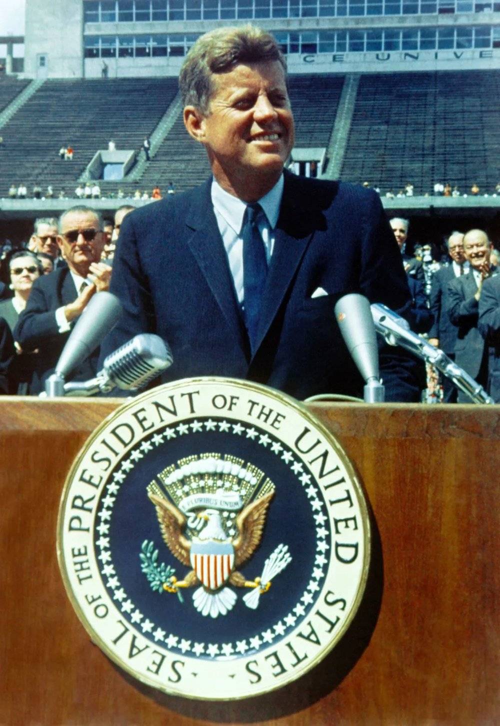 美国第35任总统肯尼迪。1960年，美国的总统竞选首次采用电视辩论的形式。肯尼迪在电视前的形象为其赢得了众多支持，因此他也被称作“电视总统”。/unsplash<br>