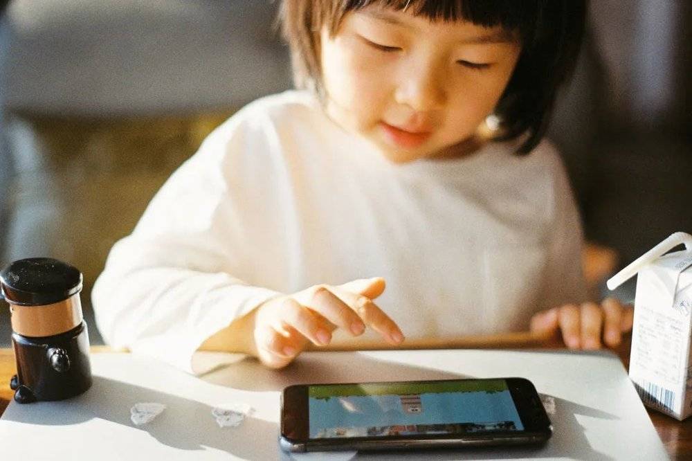 儿童可以使用手机来搜索任何内容。/unsplash<br>