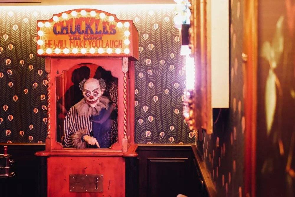 酒廊的小丑投币式游戏机。