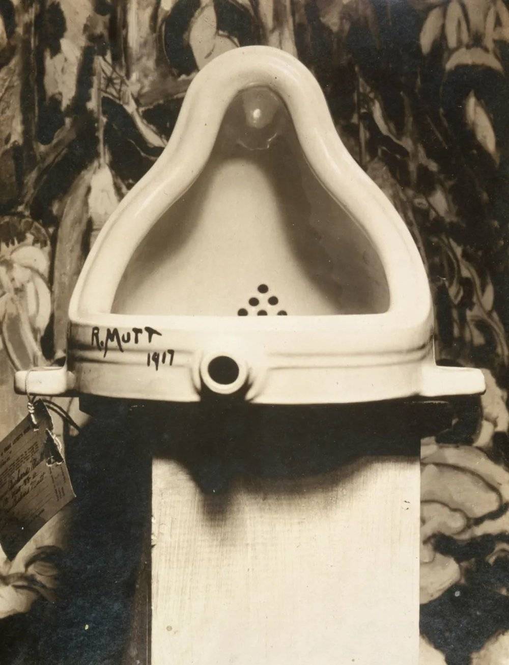 1917年《泉》（<em>Fountain</em>）(阿尔弗雷德·斯蒂格里茨[Alfred Stieglitz]拍摄的照片)（来源：commons.wikimedia.org）
